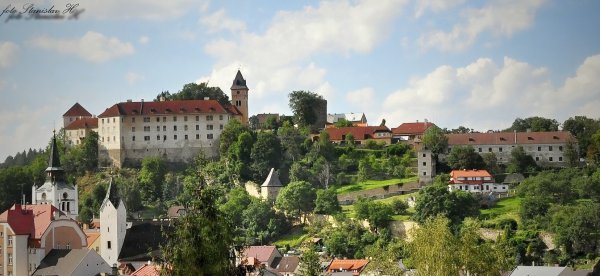 Pohled na zámek Vimperk a historické centrum města.